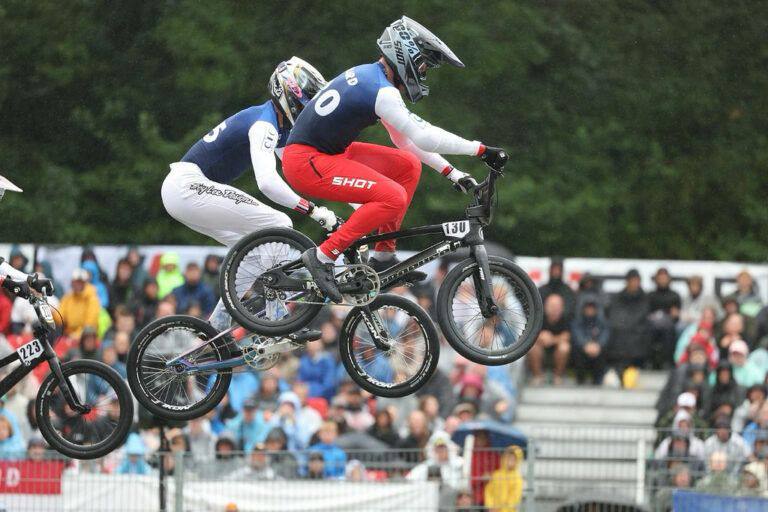 Rider sautant un obstacle en BMX Race